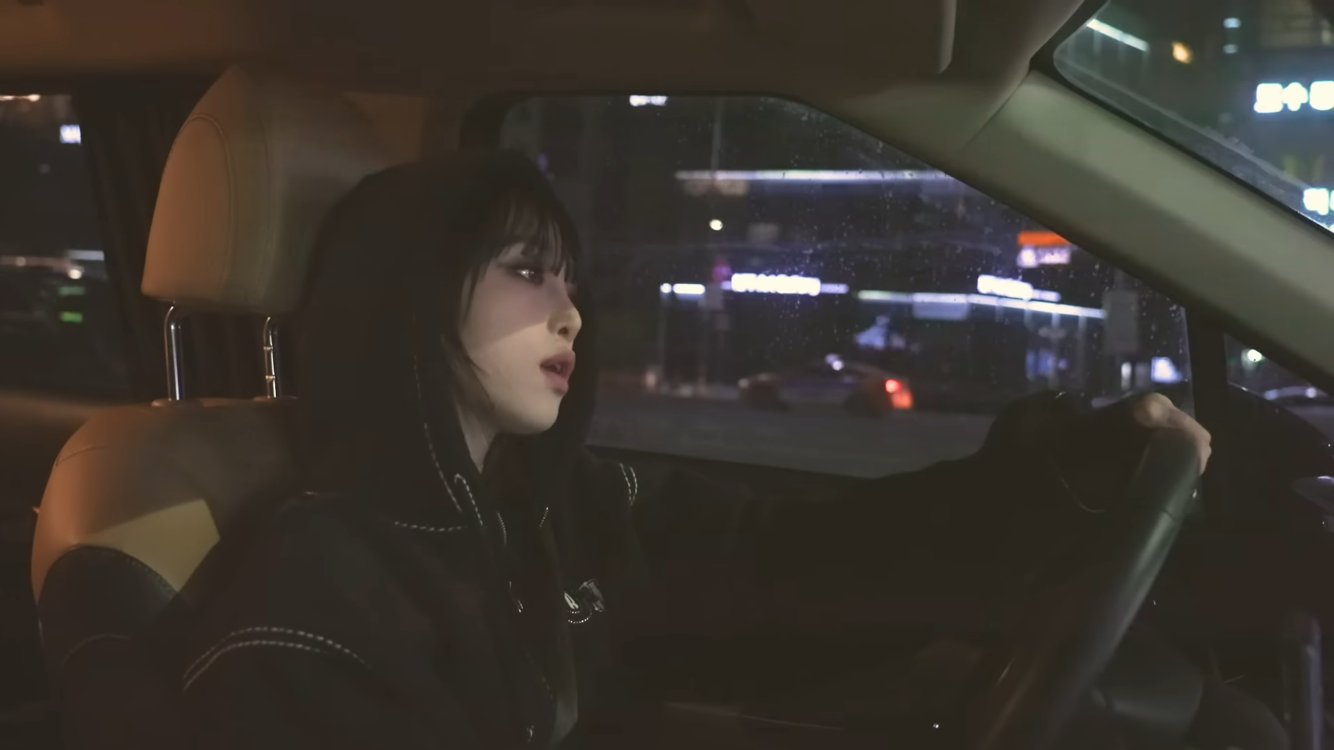 Choi Ye Na bernyanyi di mobilnya dalam penampilan ‘drive clip’ dari single baru ‘Love War’